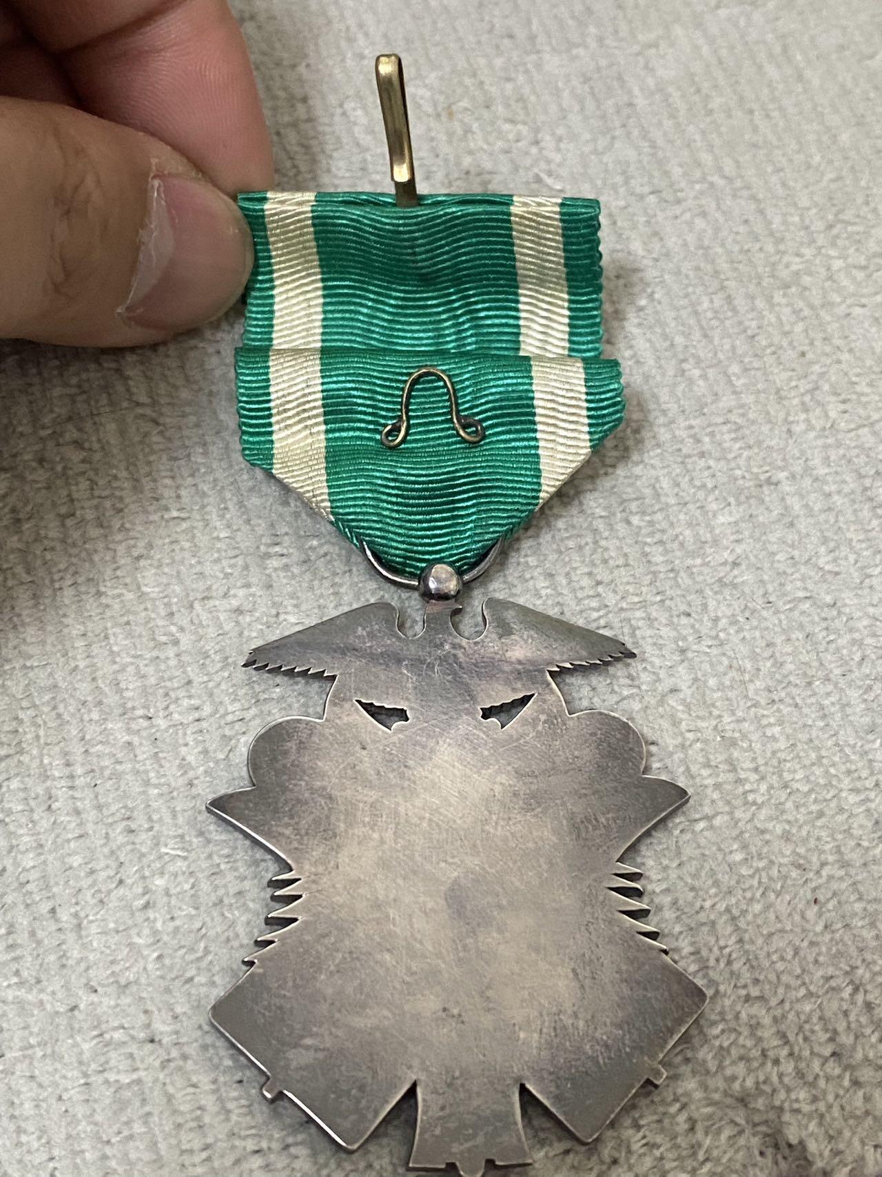 德国苏联勋章奖章年初拍卖 本次高价值物品较多 德因原因只上2-3图 具体的想要的请联系我要完整图。都经过讨论未标明则全部是原品，保真 放心拍。3月4日晚上九点结束在麦稀奇 找不到的加我qq或者微信都是184277308备注苏章拍卖。 珍爱和平 日本7等勋章 部件齐全 品相非常好 