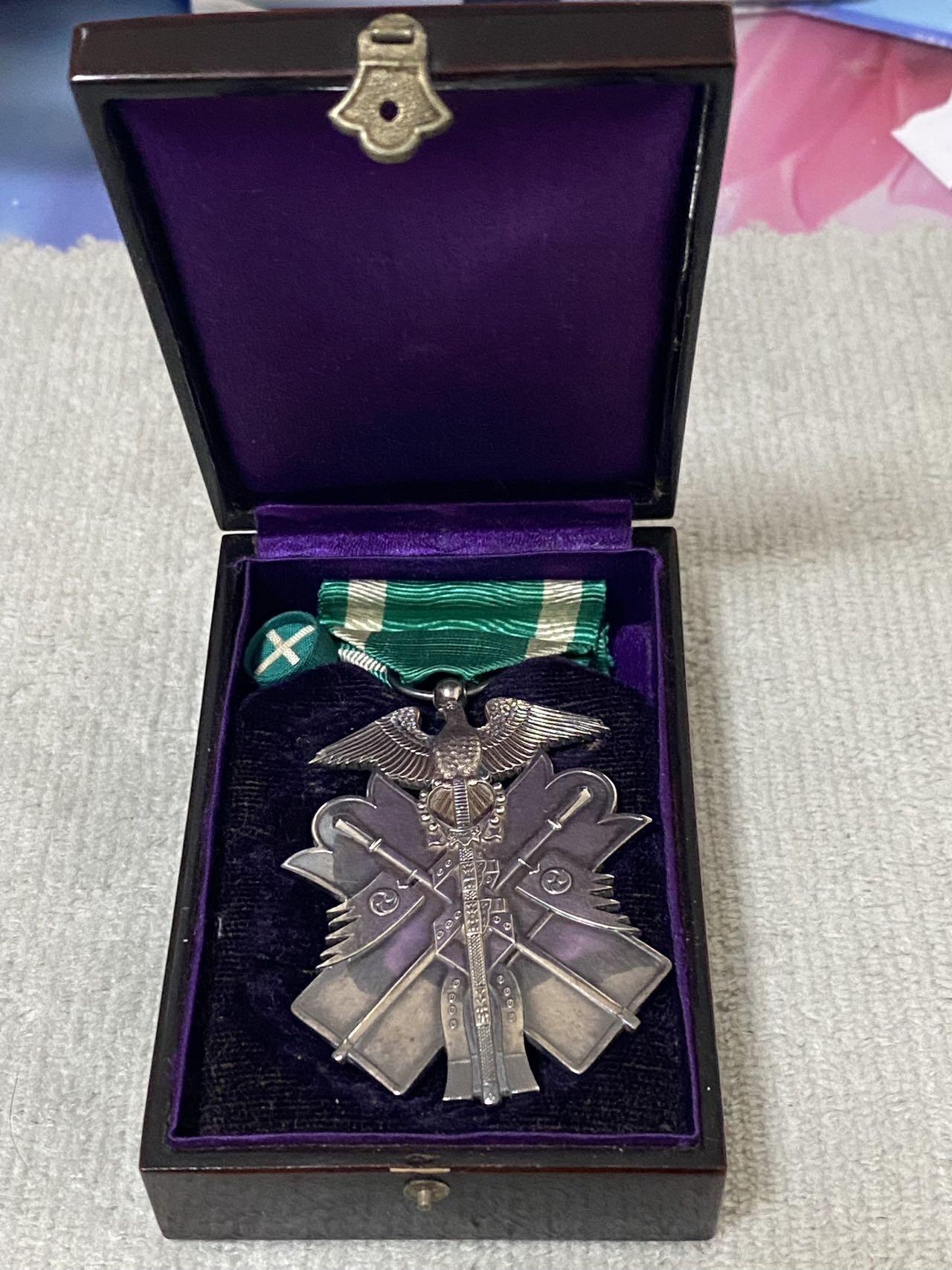 德国苏联勋章奖章年初拍卖 本次高价值物品较多 德因原因只上2-3图 具体的想要的请联系我要完整图。都经过讨论未标明则全部是原品，保真 放心拍。3月4日晚上九点结束在麦稀奇 找不到的加我qq或者微信都是184277308备注苏章拍卖。 珍爱和平 日本7等勋章 部件齐全 品相非常好 