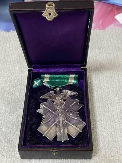 德国苏联勋章奖章年初拍卖 本次高价值物品较多 德因原因只上2-3图 具体的想要的请联系我要完整图。都经过讨论未标明则全部是原品，保真 放心拍。3月4日晚上九点结束在麦稀奇 找不到的加我qq或者微信都是184277308备注苏章拍卖。 - 珍爱和平 日本7等勋章 部件齐全 品相非常好 