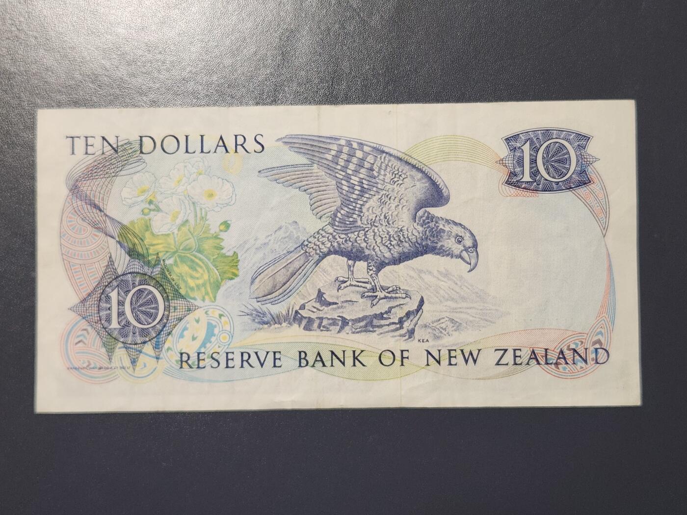 2月26号晚上8点 外国纸币自动截拍第31场 新西兰 1981年10元 首签名 原票