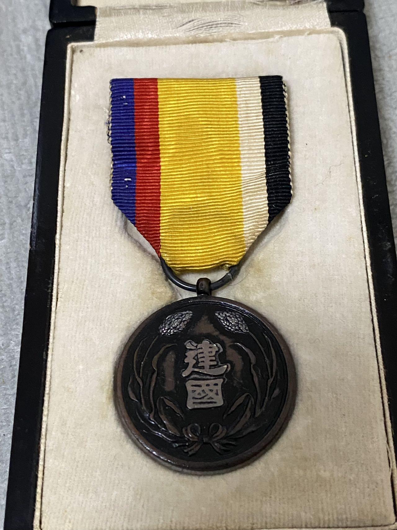 德国苏联勋章奖章年初拍卖 本次高价值物品较多 德因原因只上2-3图 具体的想要的请联系我要完整图。都经过讨论未标明则全部是原品，保真 放心拍。3月4日晚上九点结束在麦稀奇 找不到的加我qq或者微信都是184277308备注苏章拍卖。