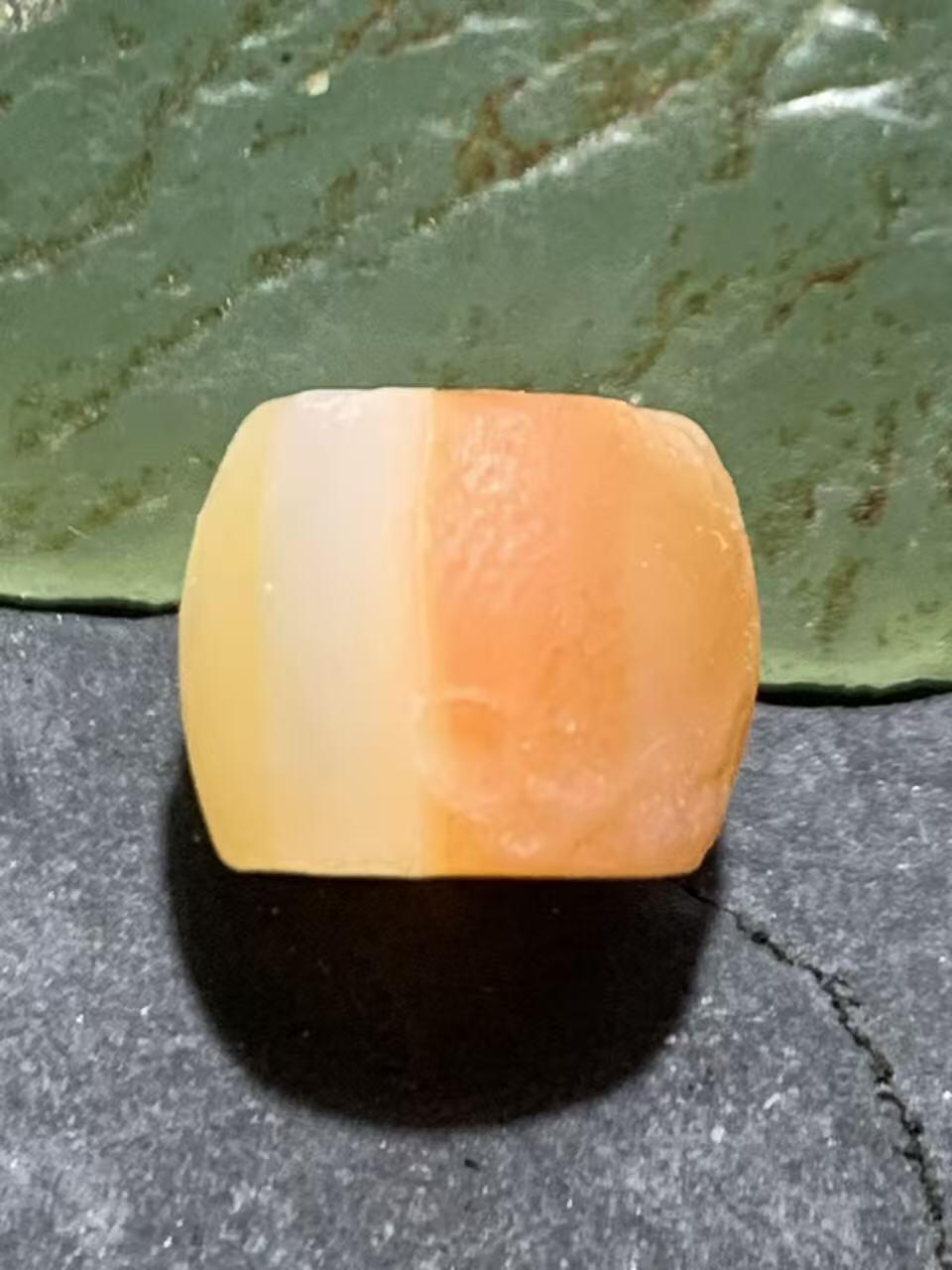 高玉化风化纹糖果玛瑙桶珠一颗，