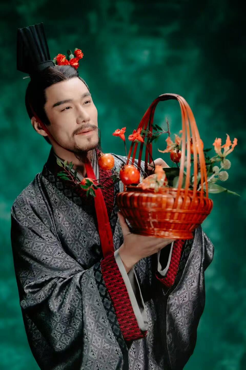 零元拍：持节为骨，拓疆为魂！2026马年春晚《贺花神》五月榴花花神扮演者胡兵亲签榴花花神春帖，正月初九继续祝您“新年快乐”！