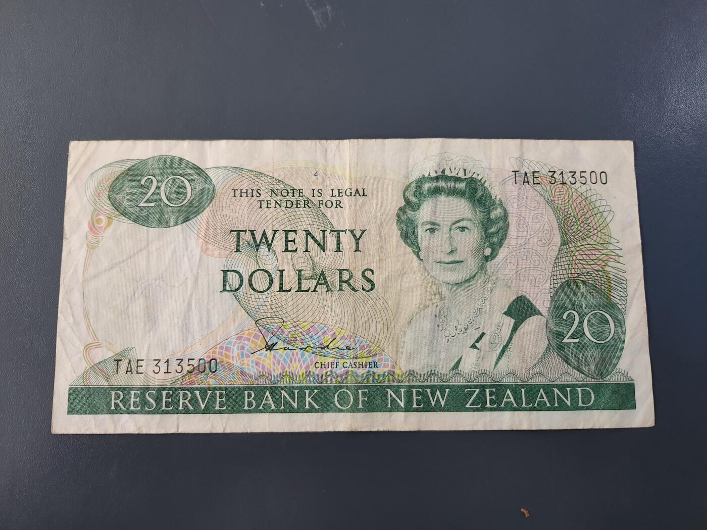 2月26号晚上8点 外国纸币自动截拍第31场 新西兰 1981年20元 首签名 原票