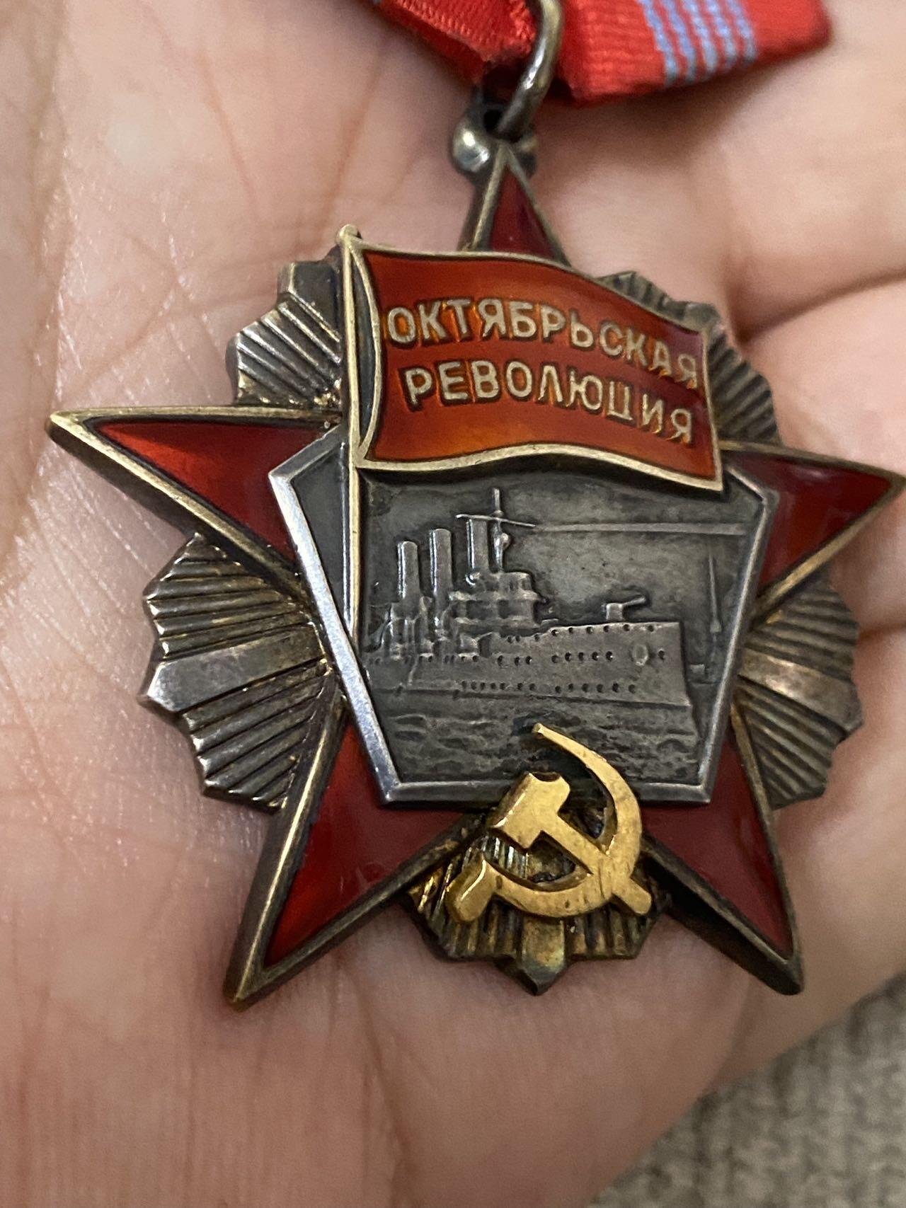 德国苏联勋章奖章年初拍卖 本次高价值物品较多 德因原因只上2-3图 具体的想要的请联系我要完整图。都经过讨论未标明则全部是原品，保真 放心拍。3月4日晚上九点结束在麦稀奇 找不到的加我qq或者微信都是184277308备注苏章拍卖。 苏联十月革命勋章 47713 四钉版本 品相非常好 珐琅无磕碰 小划痕基本都找不到 原环未开 党徽原配 无晃动 非常漂亮