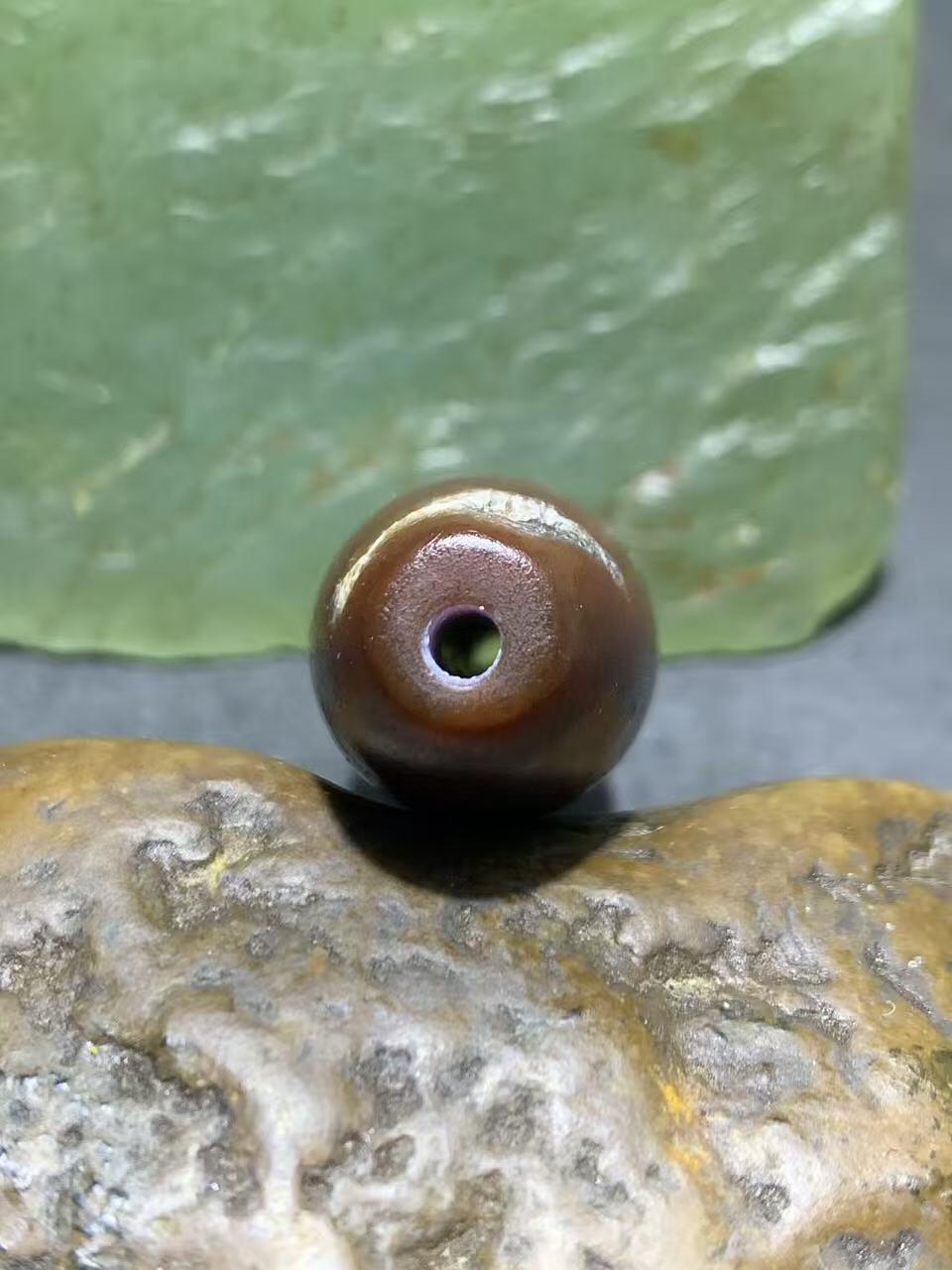 高玉化酒红色玛瑙随形桶珠一颗，