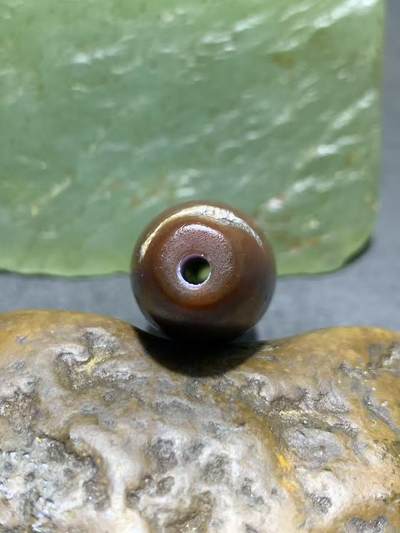 高玉化酒红色玛瑙随形桶珠一颗， 高玉化酒红色玛瑙随形桶珠一颗，