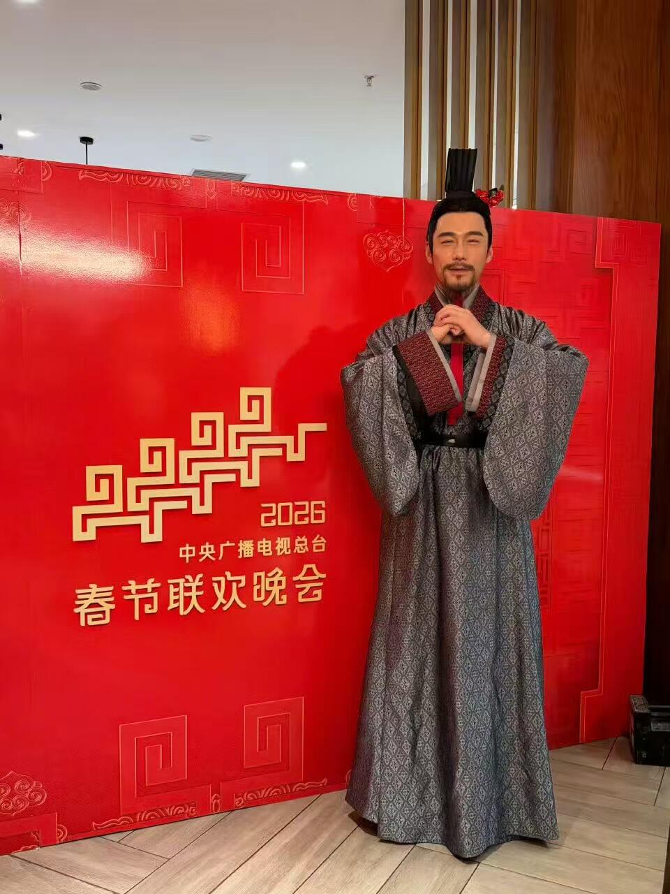 零元拍：持节为骨，拓疆为魂！2026马年春晚《贺花神》五月榴花花神扮演者胡兵亲签榴花花神春帖，正月初九继续祝您“新年快乐”！