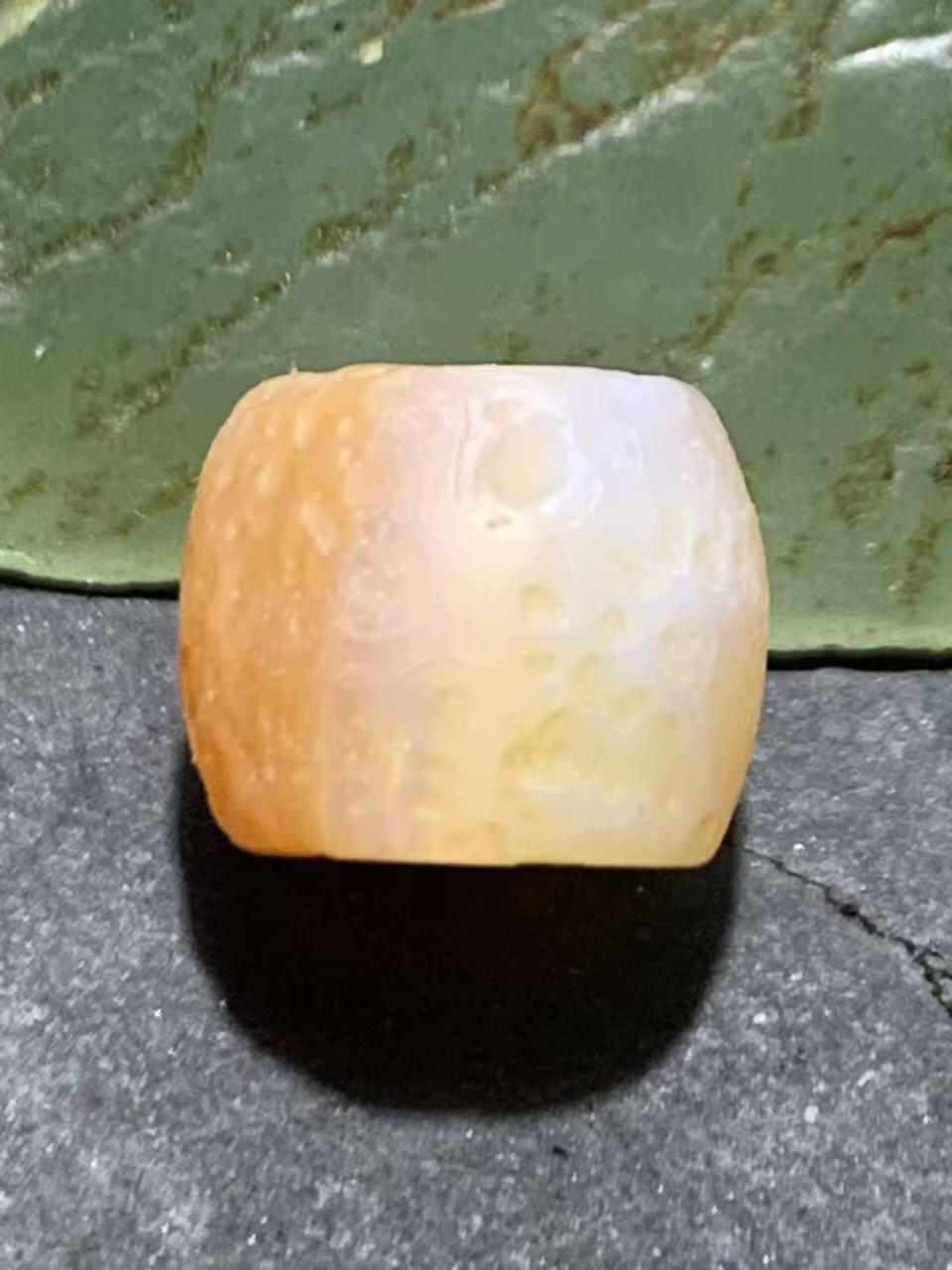 高玉化风化纹糖果玛瑙桶珠一颗，