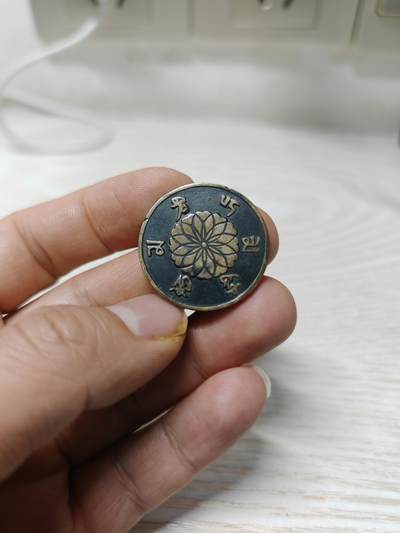 观音菩萨铜章，正面观音坐像，背面莲花和梵文 观音菩萨铜章，正面观音坐像，背面莲花和梵文