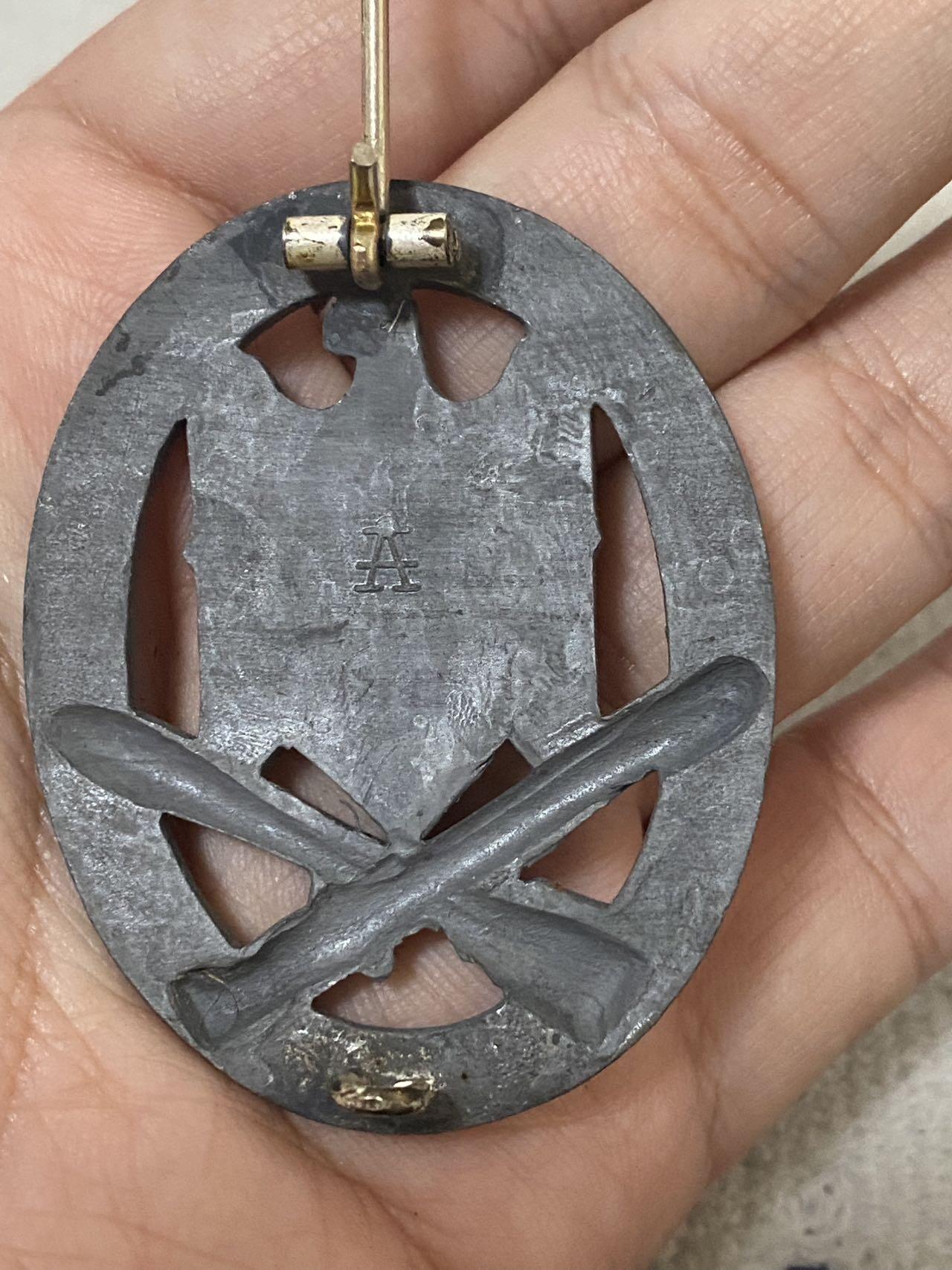 德国苏联勋章奖章年初拍卖 本次高价值物品较多 德因原因只上2-3图 具体的想要的请联系我要完整图。都经过讨论未标明则全部是原品，保真 放心拍。3月4日晚上九点结束在麦稀奇 找不到的加我qq或者微信都是184277308备注苏章拍卖。 珍爱和平 普通突击章带盒子 盒子有些损坏 品相很好