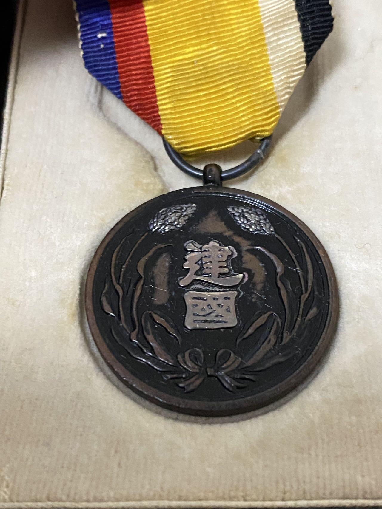 德国苏联勋章奖章年初拍卖 本次高价值物品较多 德因原因只上2-3图 具体的想要的请联系我要完整图。都经过讨论未标明则全部是原品，保真 放心拍。3月4日晚上九点结束在麦稀奇 找不到的加我qq或者微信都是184277308备注苏章拍卖。