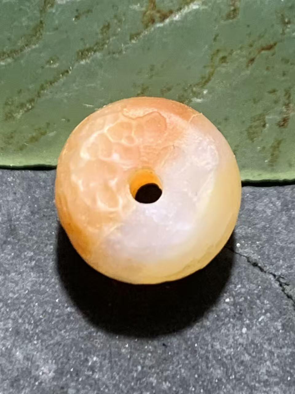 高玉化风化纹糖果玛瑙桶珠一颗，