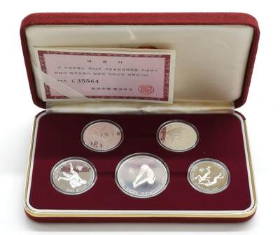 博洋堂世界钱币拍卖第162期（全场包邮） - 韩国1988年5枚纪念币套 汉城奥运会-1X10000/2X5000/1X2000/1X1000韩元 面值大的三枚精制银币共计67.24克925银 盒证全