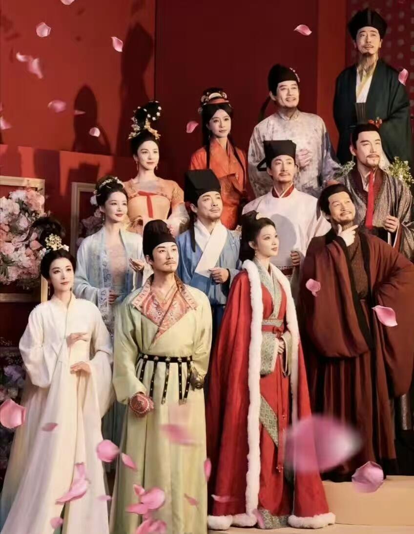 零元拍：持节为骨，拓疆为魂！2026马年春晚《贺花神》五月榴花花神扮演者胡兵亲签榴花花神春帖，正月初九继续祝您“新年快乐”！