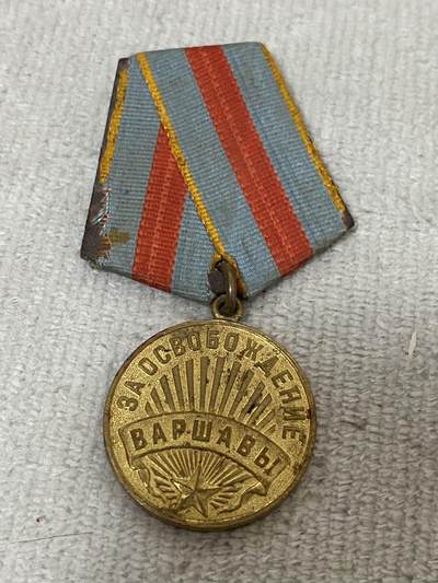 德国苏联勋章奖章年初拍卖 本次高价值物品较多 德因原因只上2-3图 具体的想要的请联系我要完整图。都经过讨论未标明则全部是原品，保真 放心拍。3月4日晚上九点结束在麦稀奇 找不到的加我qq或者微信都是184277308备注苏章拍卖。 - 苏联奖章 保卫华沙 品相还不错 白钢挂