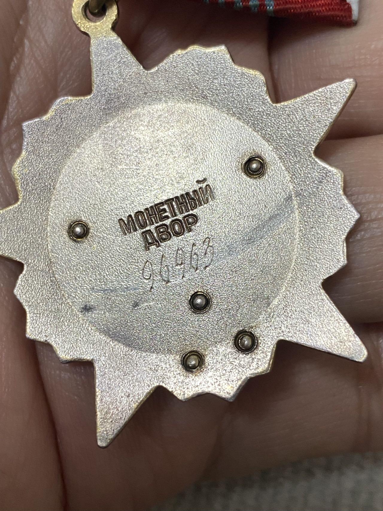 德国苏联勋章奖章年初拍卖 本次高价值物品较多 德因原因只上2-3图 具体的想要的请联系我要完整图。都经过讨论未标明则全部是原品，保真 放心拍。3月4日晚上九点结束在麦稀奇 找不到的加我qq或者微信都是184277308备注苏章拍卖。 苏联十月革命勋章 96963 五钉版本 品相非常好 珐琅无磕碰 小划痕基本都找不到 原环未开 党徽原配 无晃动 非常漂亮