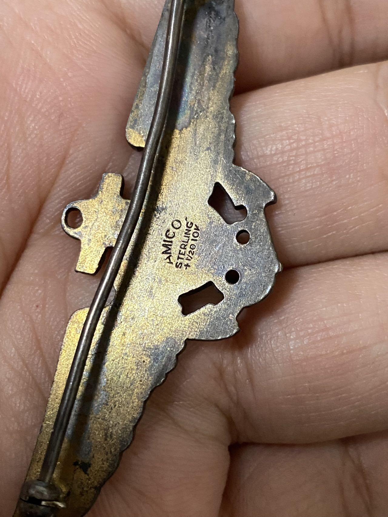 德国苏联勋章奖章年初拍卖 本次高价值物品较多 德因原因只上2-3图 具体的想要的请联系我要完整图。都经过讨论未标明则全部是原品，保真 放心拍。3月4日晚上九点结束在麦稀奇 找不到的加我qq或者微信都是184277308备注苏章拍卖。 美国徽章 和上面那个一起来的 单独拍