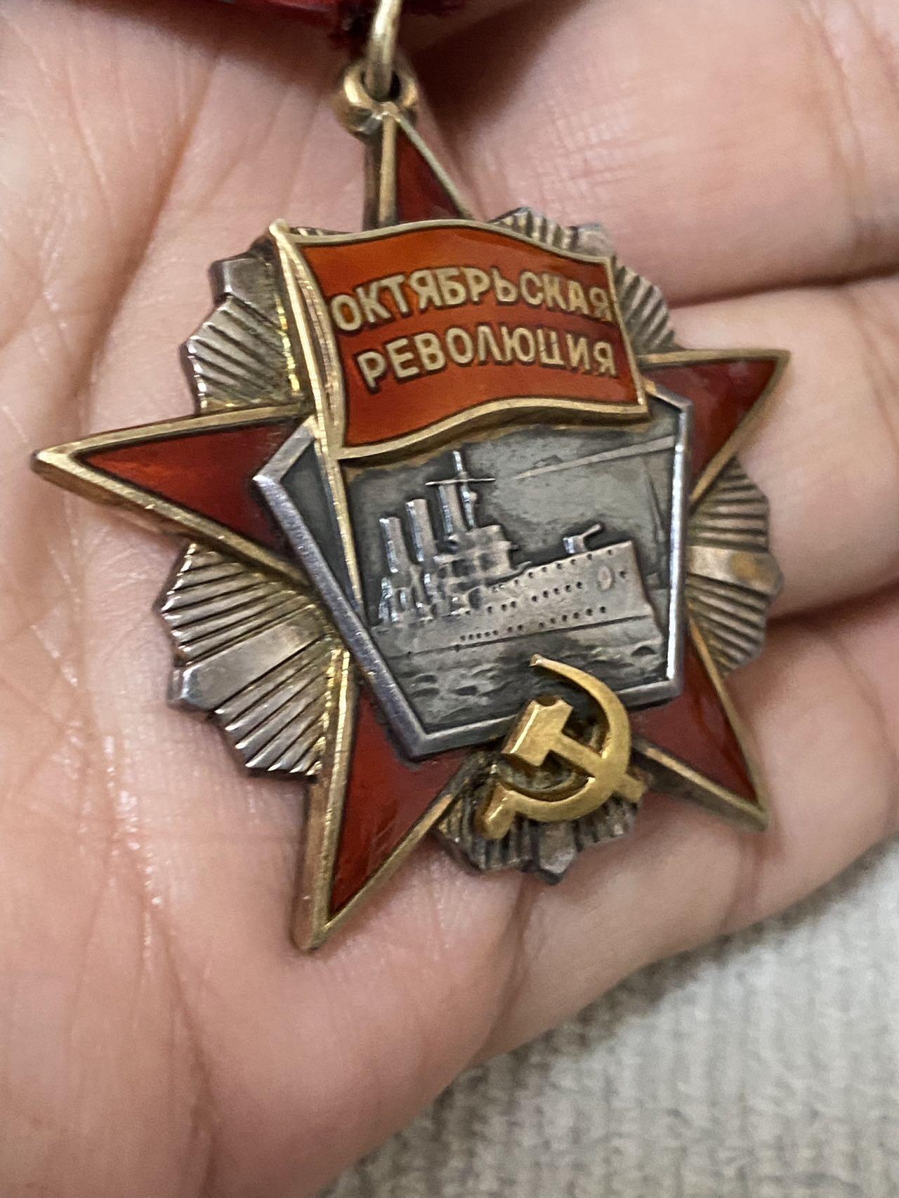 德国苏联勋章奖章年初拍卖 本次高价值物品较多 德因原因只上2-3图 具体的想要的请联系我要完整图。都经过讨论未标明则全部是原品，保真 放心拍。3月4日晚上九点结束在麦稀奇 找不到的加我qq或者微信都是184277308备注苏章拍卖。 苏联十月革命勋章 96963 五钉版本 品相非常好 珐琅无磕碰 小划痕基本都找不到 原环未开 党徽原配 无晃动 非常漂亮