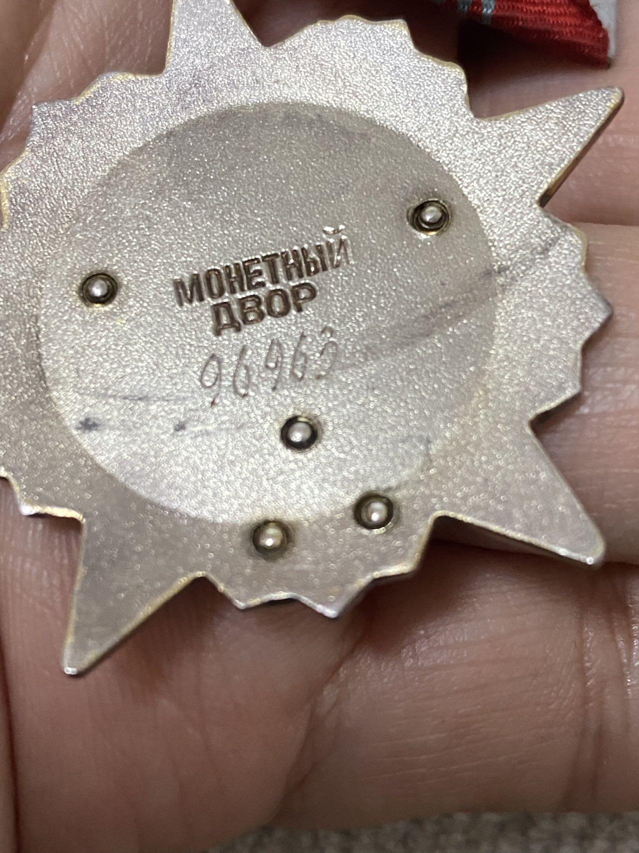 德国苏联勋章奖章年初拍卖 本次高价值物品较多 德因原因只上2-3图 具体的想要的请联系我要完整图。都经过讨论未标明则全部是原品，保真 放心拍。3月4日晚上九点结束在麦稀奇 找不到的加我qq或者微信都是184277308备注苏章拍卖。 苏联十月革命勋章 96963 五钉版本 品相非常好 珐琅无磕碰 小划痕基本都找不到 原环未开 党徽原配 无晃动 非常漂亮