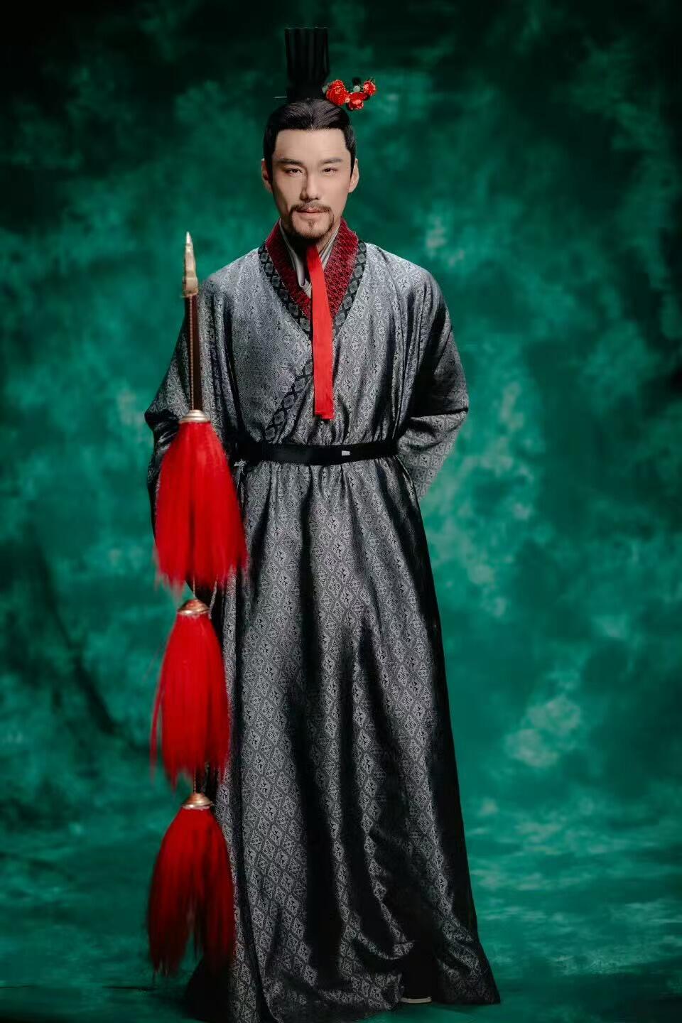 零元拍：持节为骨，拓疆为魂！2026马年春晚《贺花神》五月榴花花神扮演者胡兵亲签榴花花神春帖，正月初九继续祝您“新年快乐”！