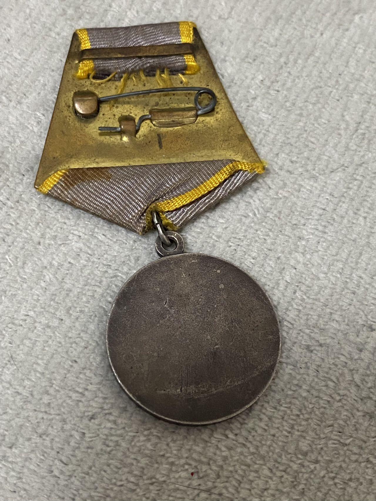 德国苏联勋章奖章年初拍卖 本次高价值物品较多 德因原因只上2-3图 具体的想要的请联系我要完整图。都经过讨论未标明则全部是原品，保真 放心拍。3月4日晚上九点结束在麦稀奇 找不到的加我qq或者微信都是184277308备注苏章拍卖。