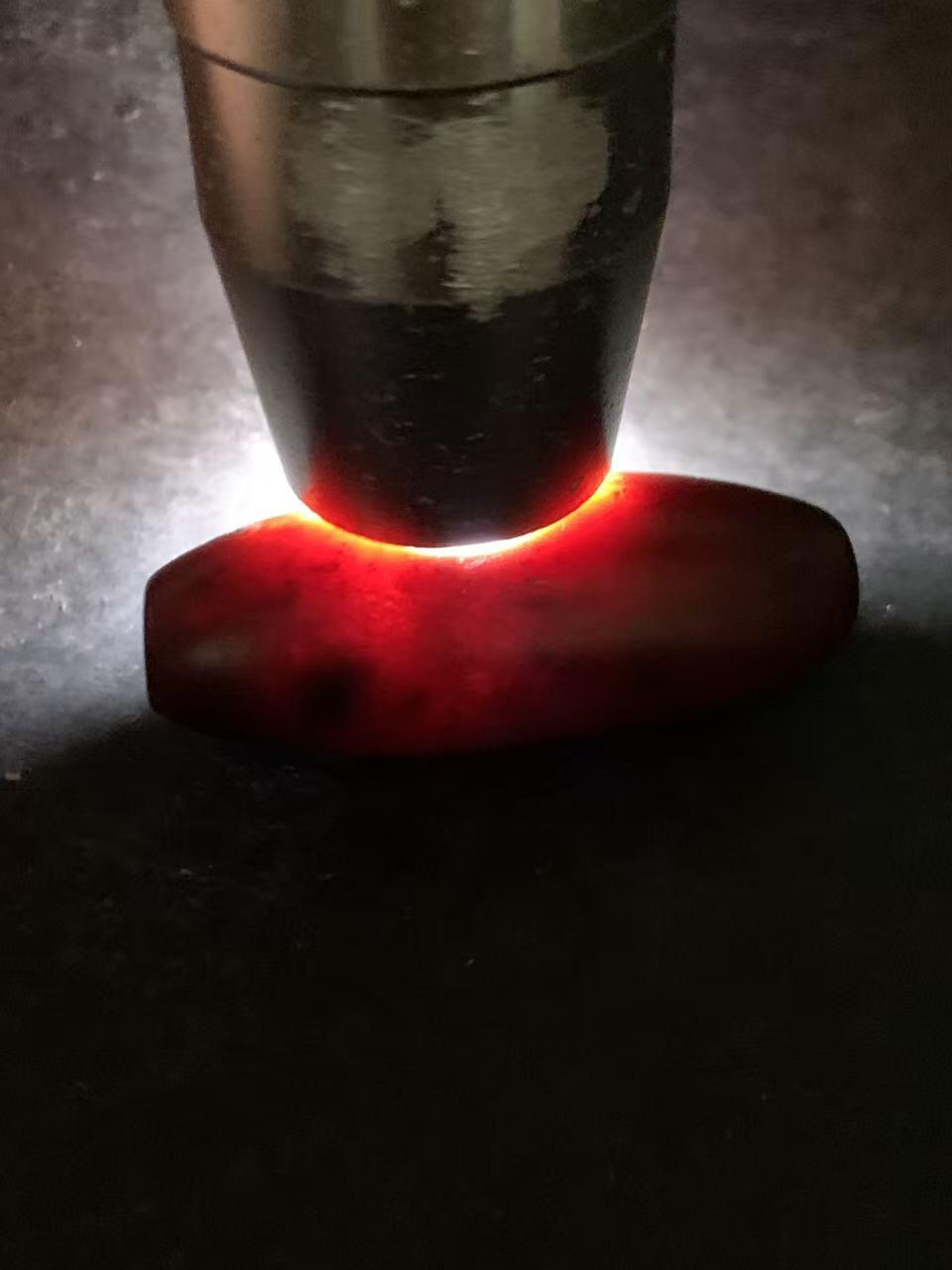 高玉化酒红色玛瑙随形桶珠一颗，