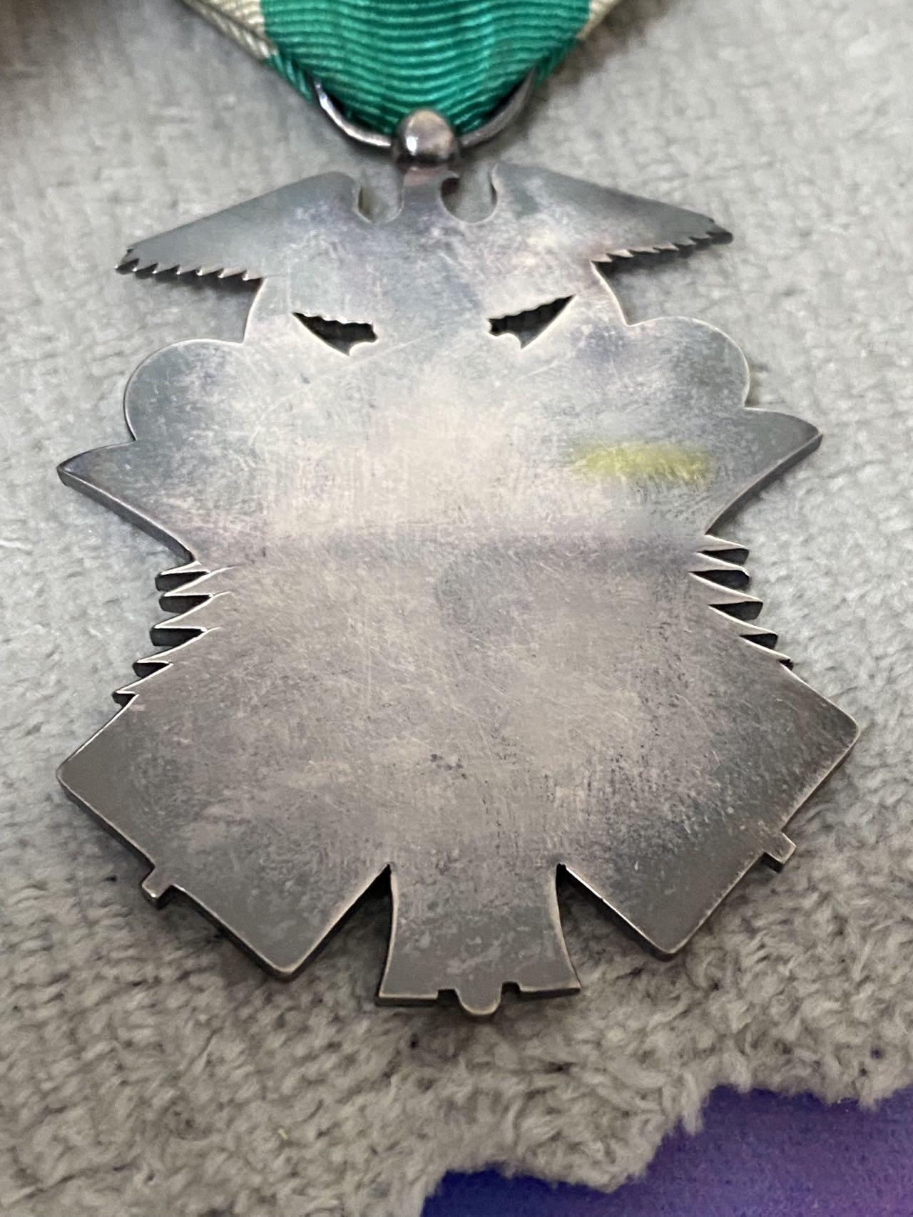 德国苏联勋章奖章年初拍卖 本次高价值物品较多 德因原因只上2-3图 具体的想要的请联系我要完整图。都经过讨论未标明则全部是原品，保真 放心拍。3月4日晚上九点结束在麦稀奇 找不到的加我qq或者微信都是184277308备注苏章拍卖。 珍爱和平 日本7等勋章 部件齐全 品相非常好 