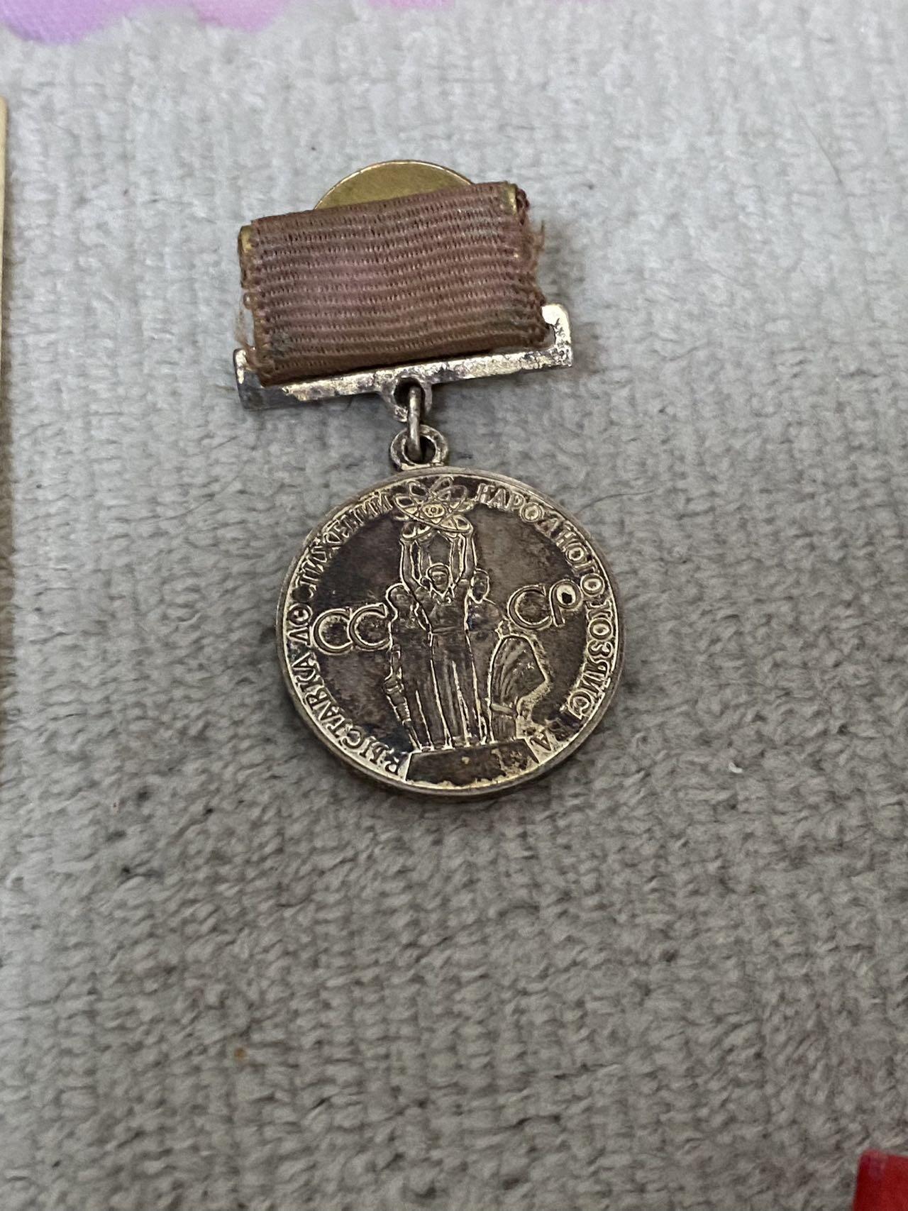 德国苏联勋章奖章年初拍卖 本次高价值物品较多 德因原因只上2-3图 具体的想要的请联系我要完整图。都经过讨论未标明则全部是原品，保真 放心拍。3月4日晚上九点结束在麦稀奇 找不到的加我qq或者微信都是184277308备注苏章拍卖。 一套苏联奖章徽章的套章 徽章有证件 退休劳动者也有证件列宁百年军版 农业奖章 近卫徽章都是后期 