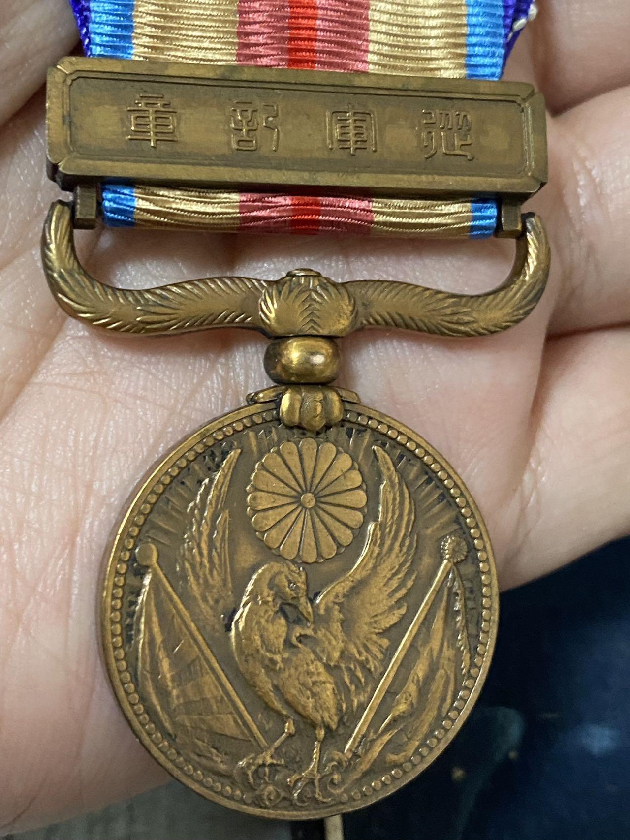 德国苏联勋章奖章年初拍卖 本次高价值物品较多 德因原因只上2-3图 具体的想要的请联系我要完整图。都经过讨论未标明则全部是原品，保真 放心拍。3月4日晚上九点结束在麦稀奇 找不到的加我qq或者微信都是184277308备注苏章拍卖。 珍爱和平 日本 从军 盒子部分损坏 章还不错