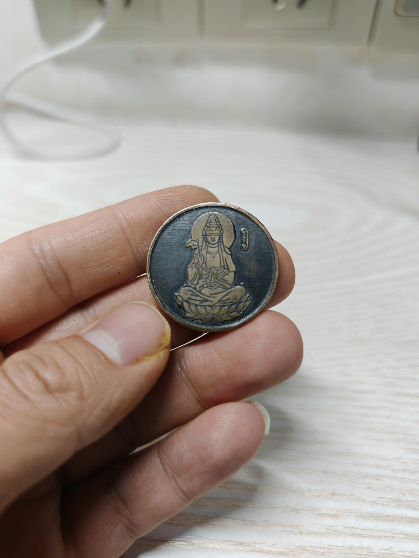 观音菩萨铜章，正面观音坐像，背面莲花和梵文