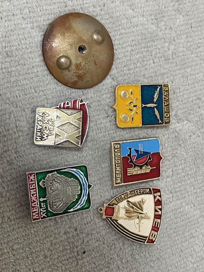 德国苏联勋章奖章年初拍卖 本次高价值物品较多 德因原因只上2-3图 具体的想要的请联系我要完整图。都经过讨论未标明则全部是原品，保真 放心拍。3月4日晚上九点结束在麦稀奇 找不到的加我qq或者微信都是184277308备注苏章拍卖。 - 一些苏联的小徽章