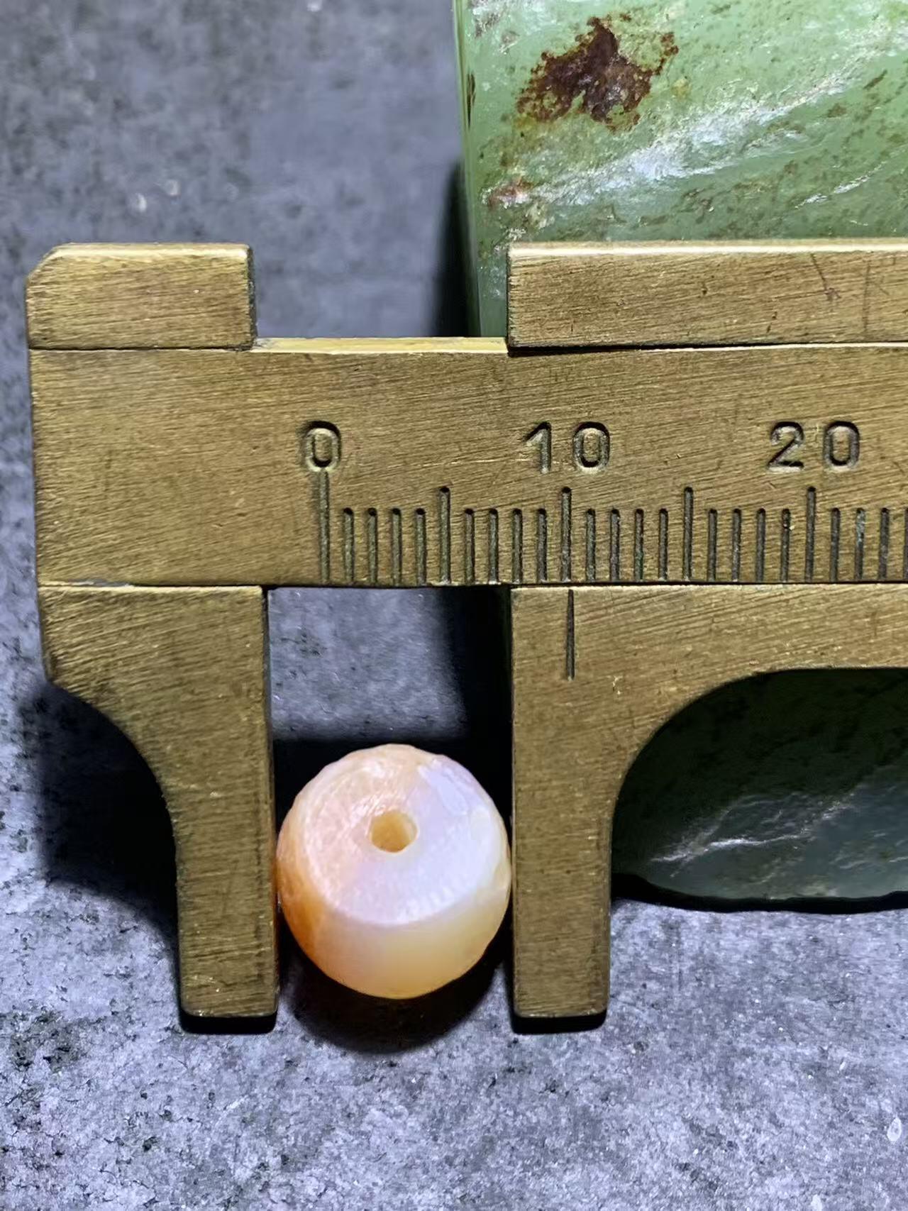 高玉化风化纹糖果玛瑙桶珠一颗，