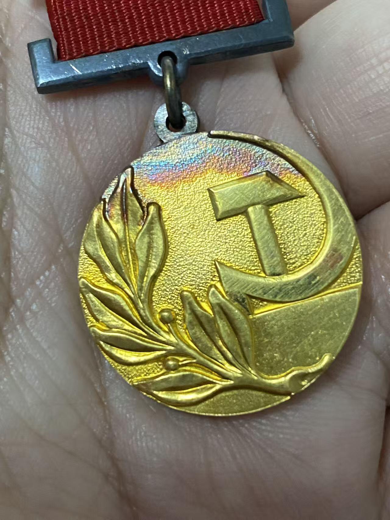 德国苏联勋章奖章年初拍卖 本次高价值物品较多 德因原因只上2-3图 具体的想要的请联系我要完整图。都经过讨论未标明则全部是原品，保真 放心拍。3月4日晚上九点结束在麦稀奇 找不到的加我qq或者微信都是184277308备注苏章拍卖。 苏联国家奖金 带原盒 证书 证书也带盒 非常好的大全套 14k 金 原环无开 部分氧化未清理也很漂亮 19904 属于最末期版本 87年颁发给里加糖果厂车间小组长 有部分报纸资料