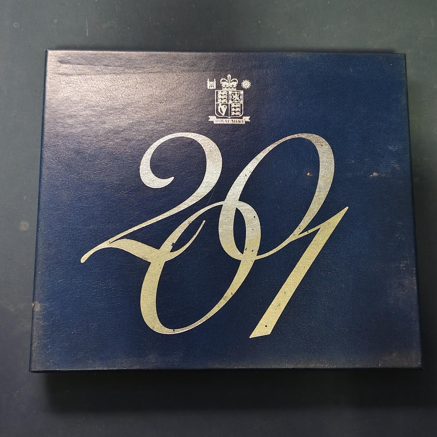 【全场包邮】纯粹捡漏拍507场-持续更新中 英国2001年官方精制套币-盒证全-含5镑维多利亚时代+2镑马可尼电报+2镑机械时代+凯尔特十字1镑精制纪念币