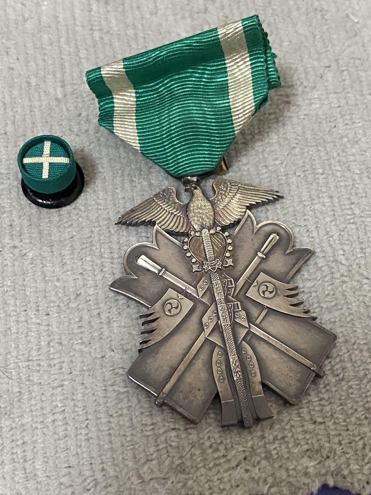 德国苏联勋章奖章年初拍卖 本次高价值物品较多 德因原因只上2-3图 具体的想要的请联系我要完整图。都经过讨论未标明则全部是原品，保真 放心拍。3月4日晚上九点结束在麦稀奇 找不到的加我qq或者微信都是184277308备注苏章拍卖。 珍爱和平 日本7等勋章 部件齐全 品相非常好 