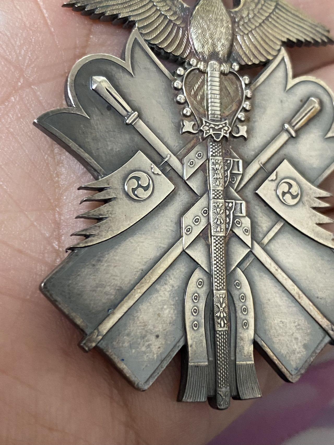 德国苏联勋章奖章年初拍卖 本次高价值物品较多 德因原因只上2-3图 具体的想要的请联系我要完整图。都经过讨论未标明则全部是原品，保真 放心拍。3月4日晚上九点结束在麦稀奇 找不到的加我qq或者微信都是184277308备注苏章拍卖。 珍爱和平 日本7等勋章 部件齐全 品相非常好 