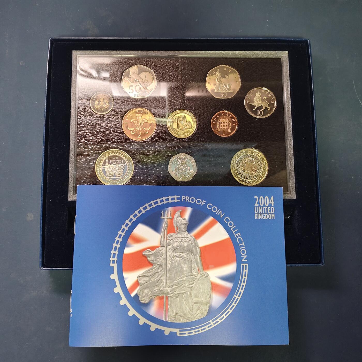 【全场包邮】纯粹捡漏拍507场-持续更新中 英国2004年官方精制套币-盒证全-含2镑首辆火车+1镑第四铁路桥+50便士罗杰班尼斯精制纪念币