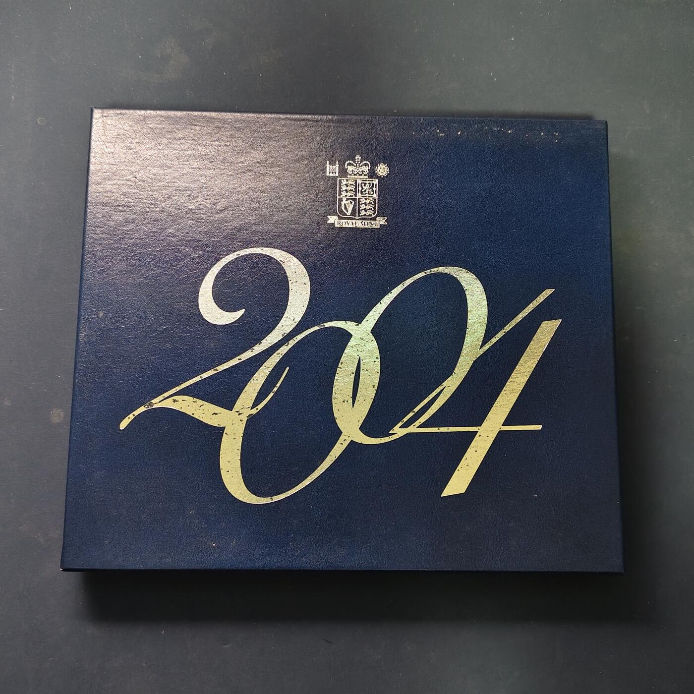 【全场包邮】纯粹捡漏拍507场-持续更新中 英国2004年官方精制套币-盒证全-含2镑首辆火车+1镑第四铁路桥+50便士罗杰班尼斯精制纪念币