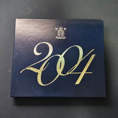 【全场包邮】纯粹捡漏拍507场-持续更新中 - 英国2004年官方精制套币-盒证全-含2镑首辆火车+1镑第四铁路桥+50便士罗杰班尼斯精制纪念币