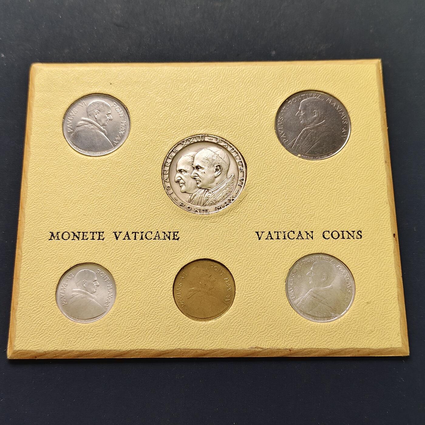 【全场包邮】纯粹捡漏拍506场-持续更新中 梵蒂冈各年份卡装5枚套币-含1962年第二次梵蒂冈大公会议仿古纪念章