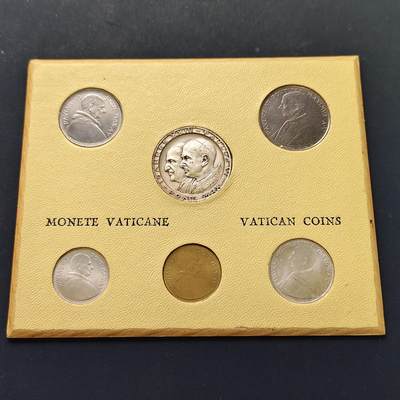 【全场包邮】纯粹捡漏拍506场-持续更新中 - 梵蒂冈各年份卡装5枚套币-含1962年第二次梵蒂冈大公会议仿古纪念章