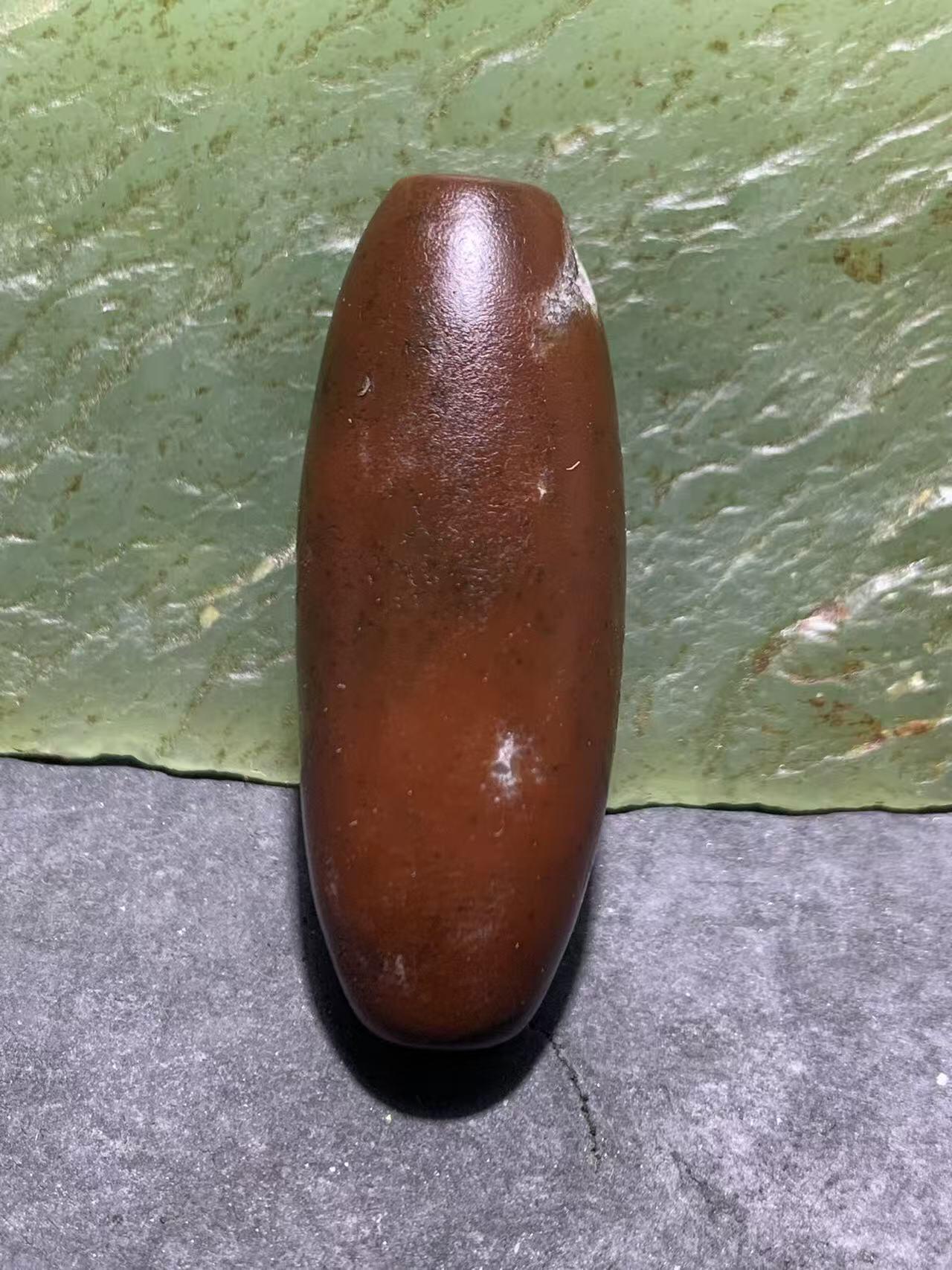 高玉化酒红色玛瑙随形桶珠一颗，