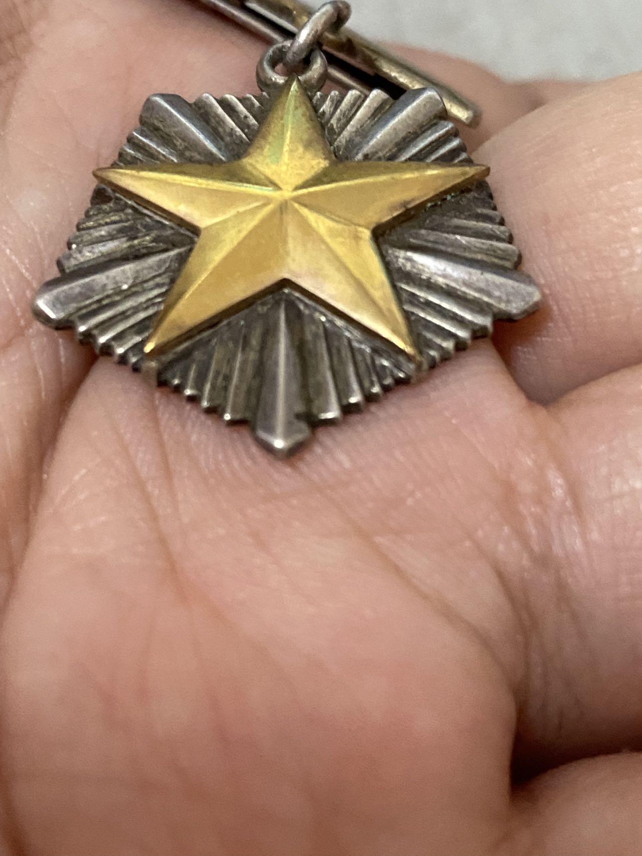 德国苏联勋章奖章年初拍卖 本次高价值物品较多 德因原因只上2-3图 具体的想要的请联系我要完整图。都经过讨论未标明则全部是原品，保真 放心拍。3月4日晚上九点结束在麦稀奇 找不到的加我qq或者微信都是184277308备注苏章拍卖。 苏联英雄母亲勋章 珐琅基本好品有些小瑕疵 原环未开 背后钉未开 小星原配金质 260027