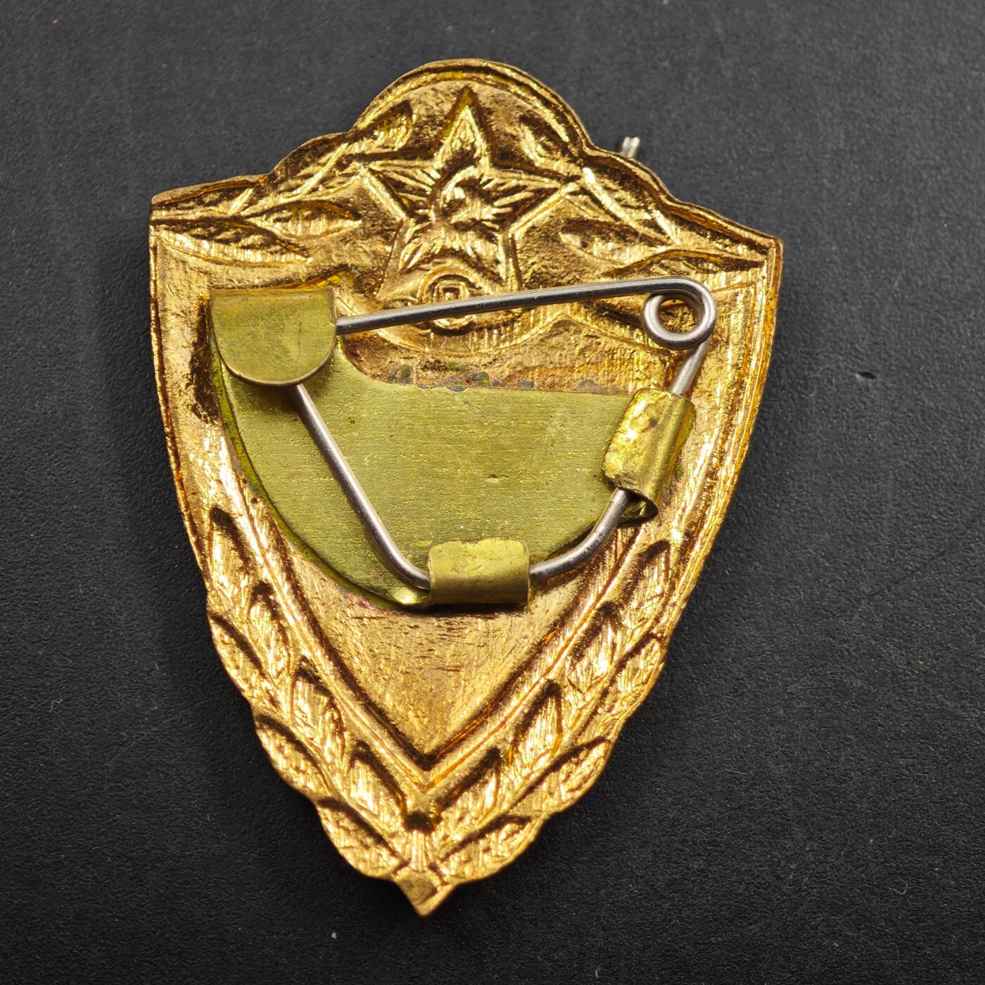 2月新年开工第一场徽章钱币专场 苏联一级优秀士兵证章铜制珐琅