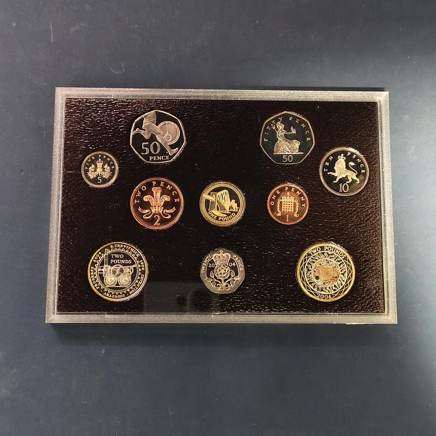 【全场包邮】纯粹捡漏拍507场-持续更新中 英国2004年官方精制套币-盒证全-含2镑首辆火车+1镑第四铁路桥+50便士罗杰班尼斯精制纪念币