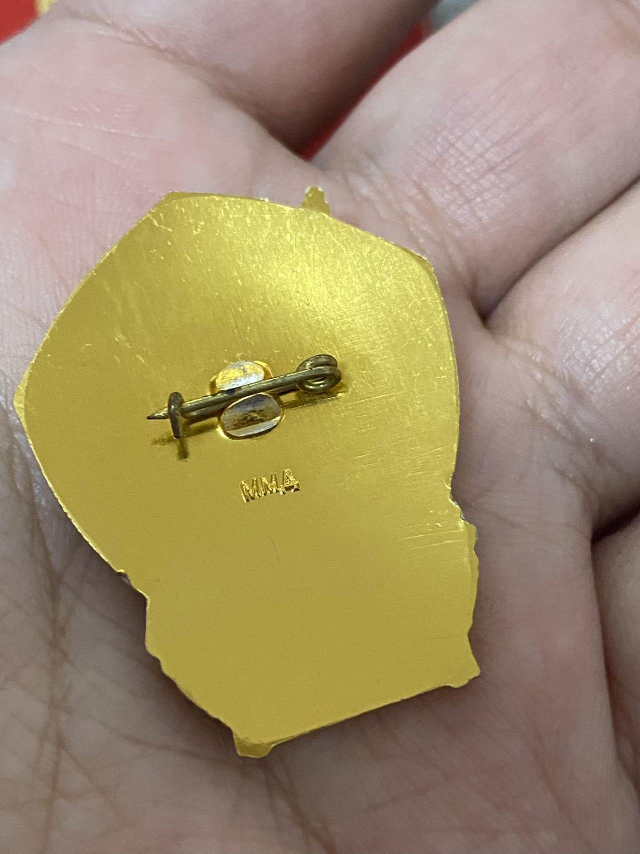 德国苏联勋章奖章年初拍卖 本次高价值物品较多 德因原因只上2-3图 具体的想要的请联系我要完整图。都经过讨论未标明则全部是原品，保真 放心拍。3月4日晚上九点结束在麦稀奇 找不到的加我qq或者微信都是184277308备注苏章拍卖。 一套苏联奖章徽章的套章 徽章有证件 退休劳动者也有证件列宁百年军版 农业奖章 近卫徽章都是后期 