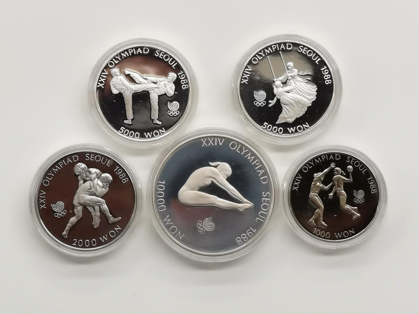 博洋堂世界钱币拍卖第162期（全场包邮） 韩国1988年5枚纪念币套 汉城奥运会-1X10000/2X5000/1X2000/1X1000韩元 面值大的三枚精制银币共计67.24克925银 盒证全