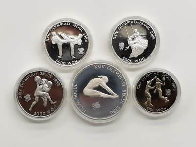 博洋堂世界钱币拍卖第162期（全场包邮） 韩国1988年5枚纪念币套 汉城奥运会-1X10000/2X5000/1X2000/1X1000韩元 面值大的三枚精制银币共计67.24克925银 盒证全