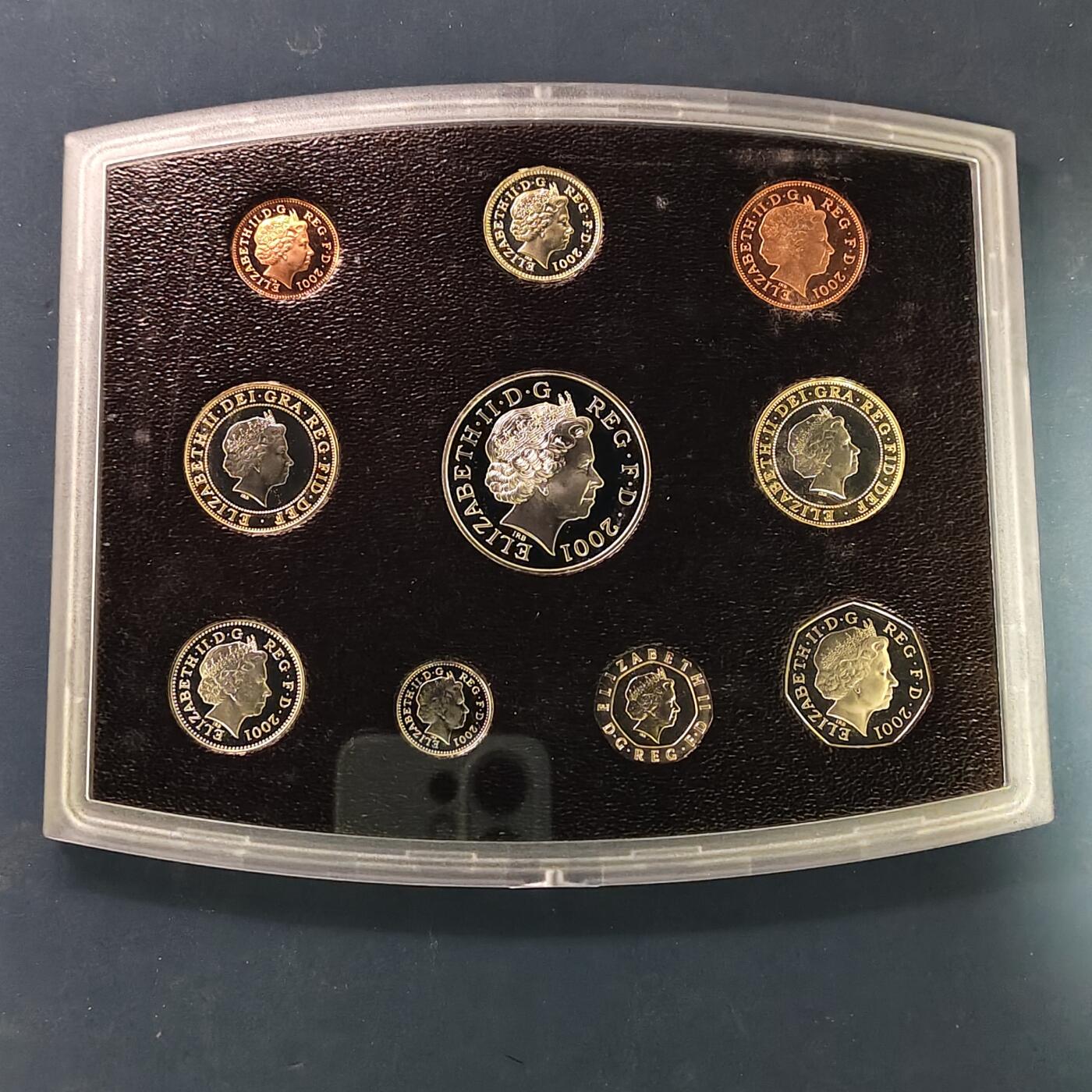 【全场包邮】纯粹捡漏拍507场-持续更新中 英国2001年官方精制套币-盒证全-含5镑维多利亚时代+2镑马可尼电报+2镑机械时代+凯尔特十字1镑精制纪念币